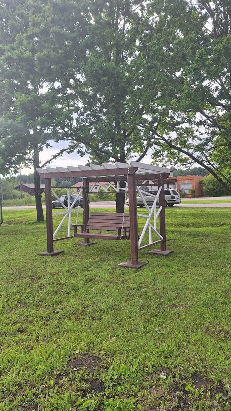 Dārza šūpoles ar pergolu 